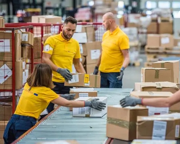 What are the challenges of international express delivery business?